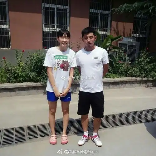 张继科为什么被怀疑是蜡像?和不同人合影表情笑容完全一样