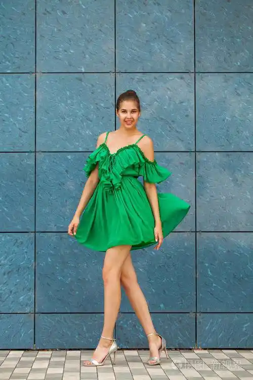 全身肖像年轻美丽的黑发女子绿色连衣裙