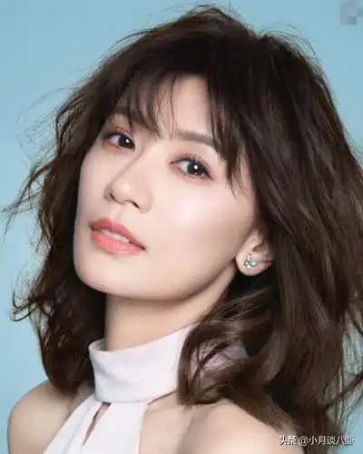 粉丝偶遇贾静雯,一脸皱纹却依然优雅,粉丝表示终于相信她老了