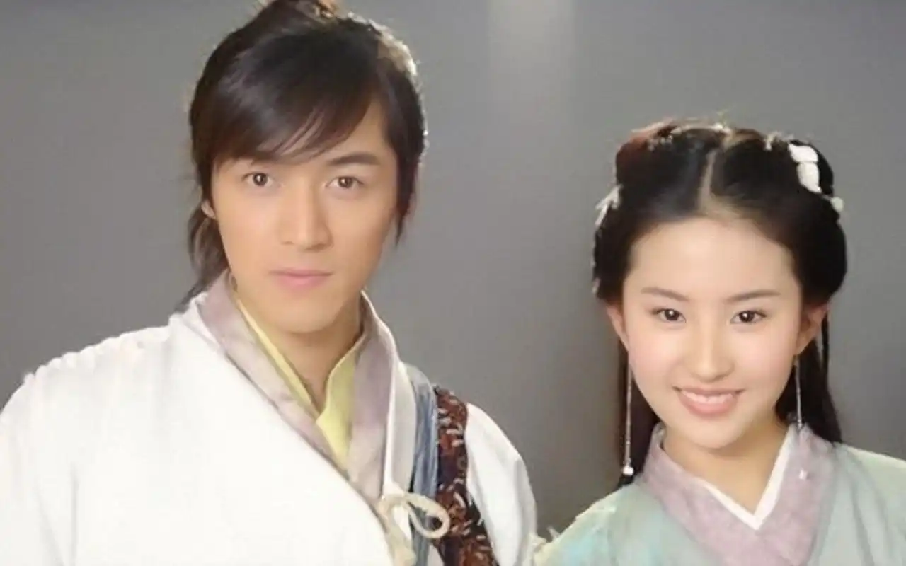 胡歌被问:为何没和刘亦菲在一起?他下意识的回答,暴露两人关系