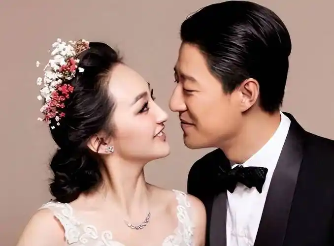 两人因戏生情,婚后6年生3胎,丈夫片约不断,被称"屏幕硬汉"_于震_辛月