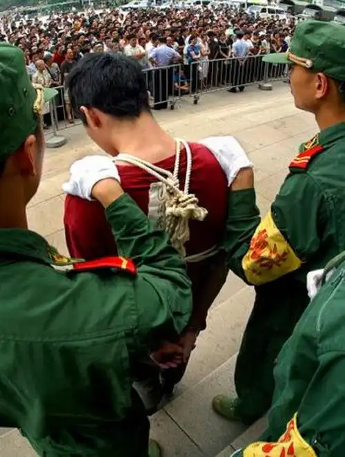 科威特首次公开执行绞刑影像,犯人三秒死亡,场面残忍震撼人心5-度小视