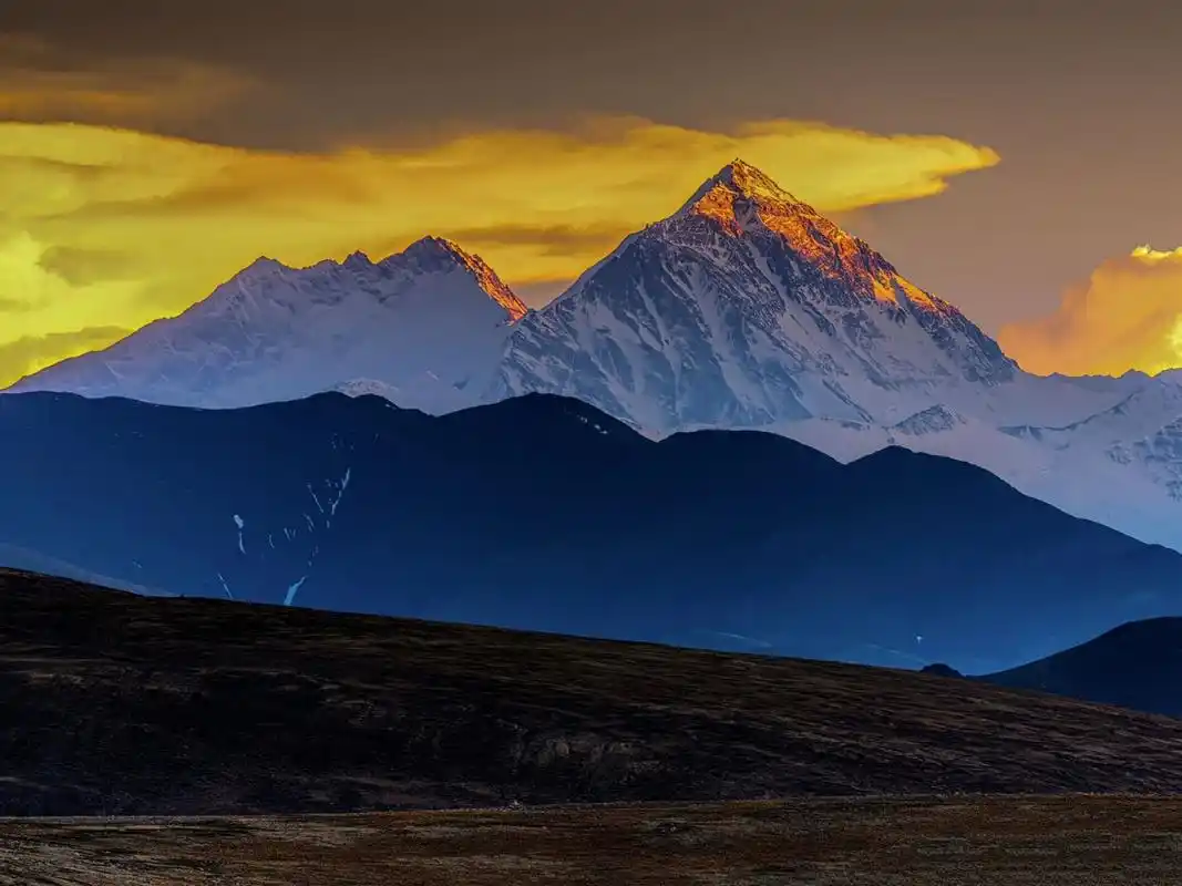 珠穆朗玛峰,岩面海拔8844.43米,世界第一高峰.