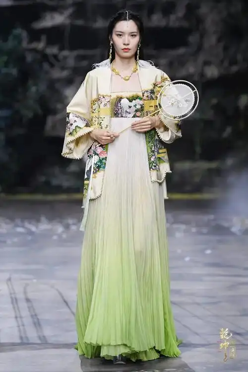 12:33:22盖娅传说"乾坤·方仪"2022春夏系列发布会服装art屁同采自