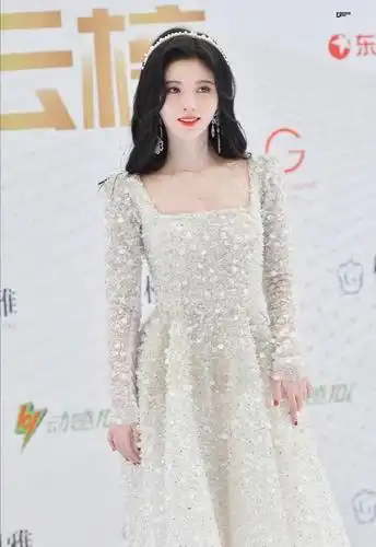 半身照惊艳全身照"惊吓"?鞠婧祎穿白色亮片纱裙现身,着实惊艳
