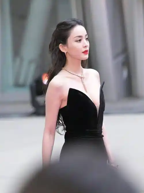 可以看出,古力娜扎在和徐开骋分手后,时尚了很多,给人一种土气的感觉.