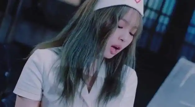 jennie新歌mv中护士造型yg回应:将删除相关画面
