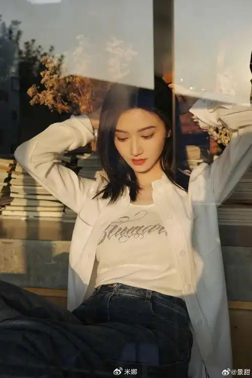 白衬衣的不同表情|白衬衣|刘雨昕|图片来源_新浪新闻