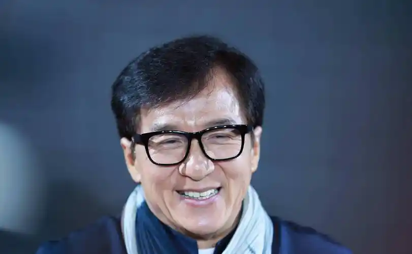 成龙过亿身家开游艇,却拾人喝剩的矿泉水喝,难道是在装穷吗_电影_视频