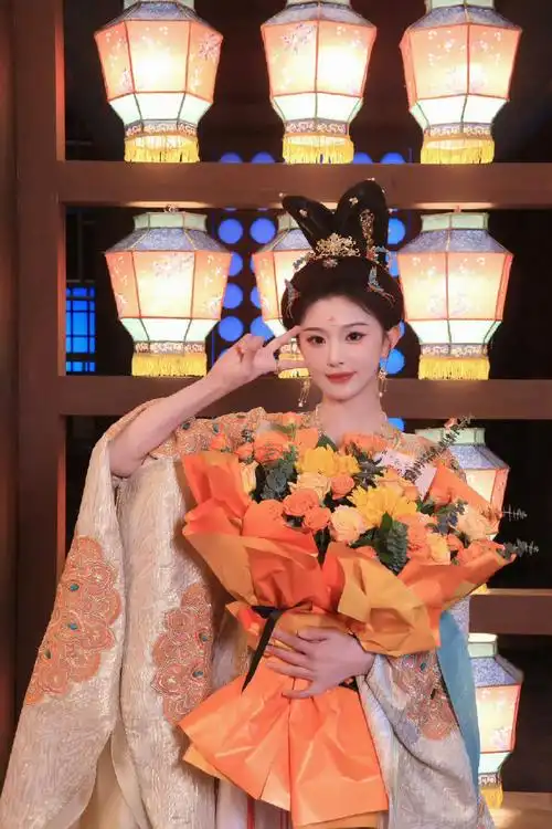 孔雪儿新剧《子夜归》杀青98  花佃妆唐装又美又贵,真的很适合古装