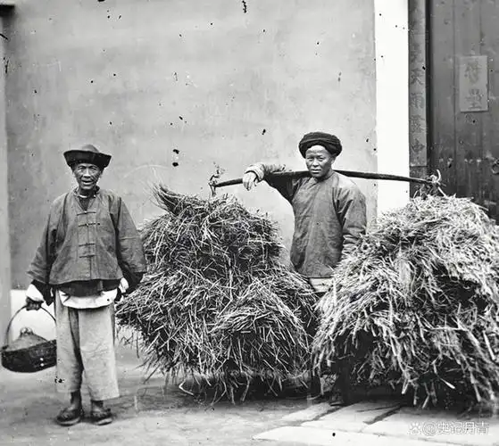 晚清老照片:原配与小妾倚坐床榻微笑聊天,半百老汉挑柴归家!