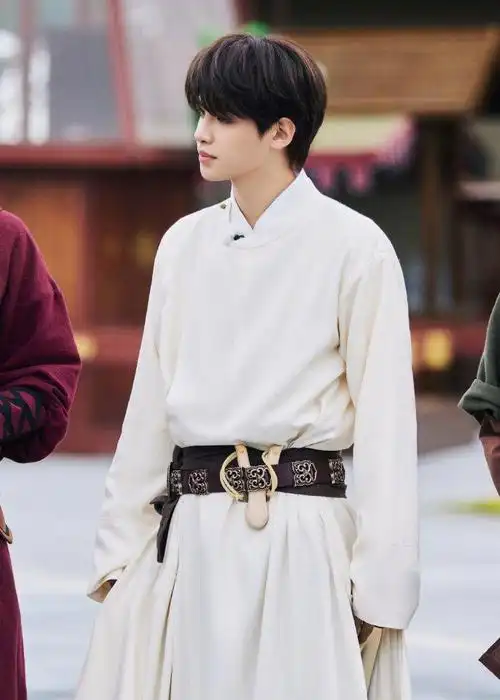 黄明昊《极限挑战》造型剧照 特别帅气的小贾