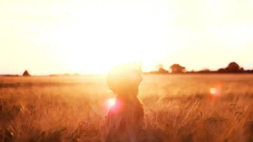 女生张开双臂拥抱阳光图片