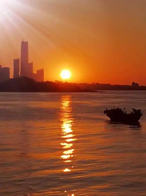 《2020年青岛湾最美日出(三)》海上升朝阳,碧海洒金波!