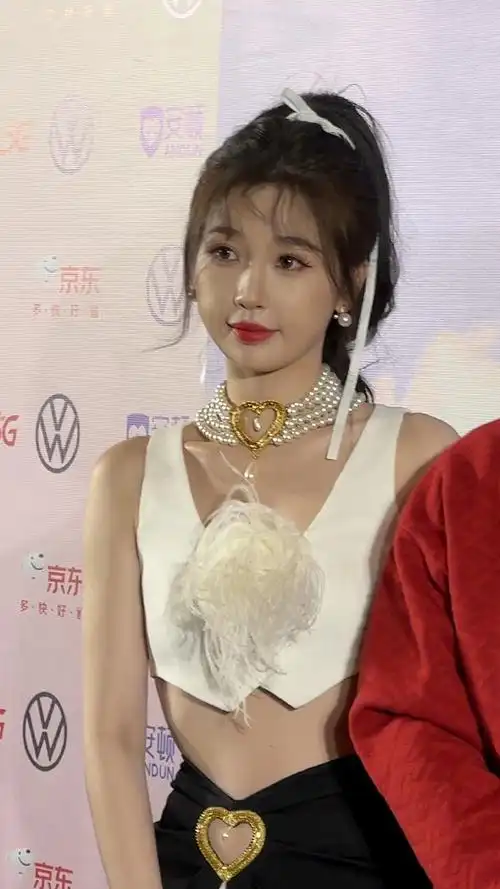 虞书欣心形镂空裙