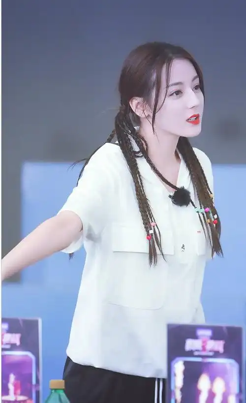 迪丽热巴综艺新造型 双马尾编发扎多根小辫子 不愧是百变女郎
