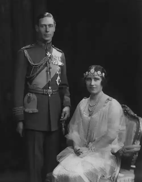 伊丽莎白王妃,危机爆发之时却成为英国王室的定海神针_乔治_莱昂_王子