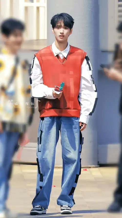 《极限挑战》录制饭拍红色马甲牛仔裤造型好元气,还有吹泡泡#严浩翔扎