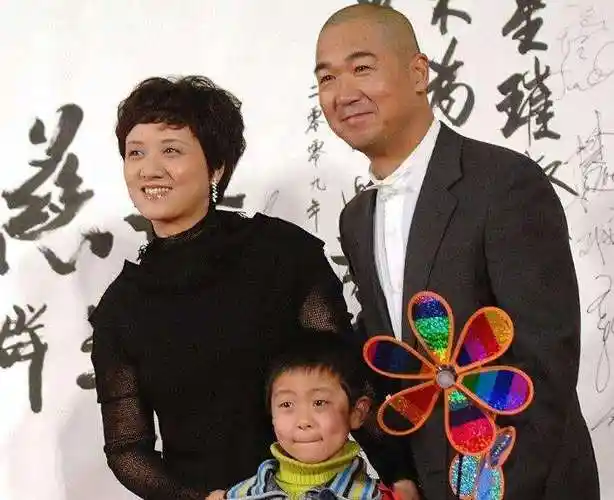 重庆妹子邓婕抛弃富豪老公一生未生育做继母做得好幸苦