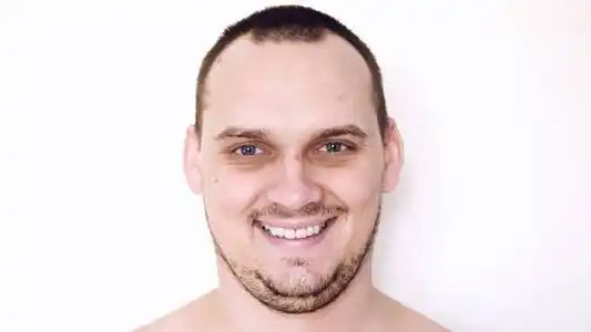 胖子留着胡子,却能改变面部表情的肖像照片