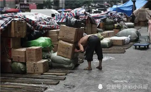 画面中,一位"棒棒"打着赤膊,嘴里叼着一根烟,肩上扛着