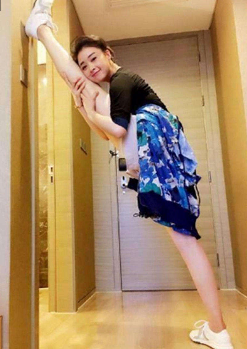 当红女星一字马的造型,热巴美若天仙,景甜可爱,你最喜欢谁?