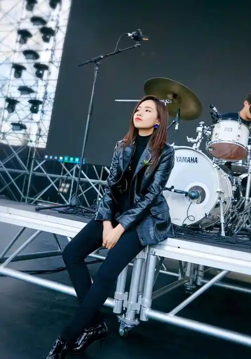 没想到唱《我很快乐》的刘惜君是个腿精,穿连衣裙配高跟鞋,腿细得让人