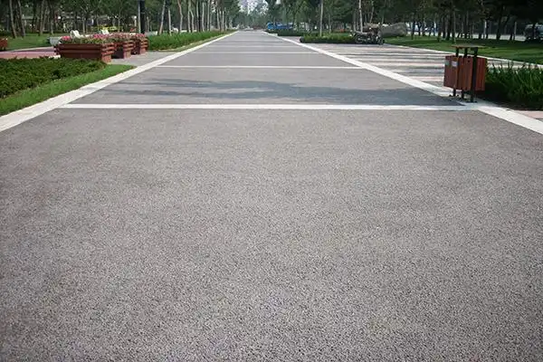 铺装的基本要求应该具备有一定强度,耐磨,防滑,舒适,透水,美观的路面