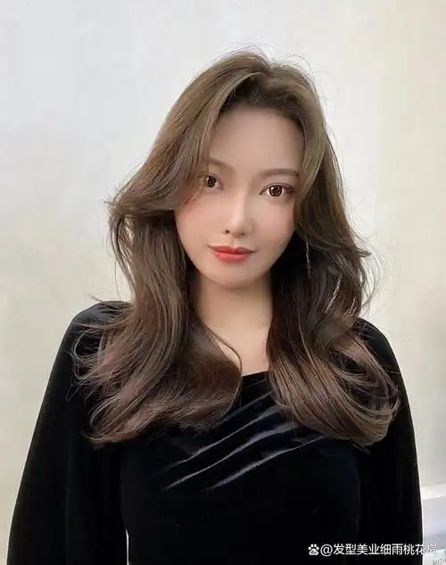 慵懒蓬松的卷发时尚感十足,特别洋气高级.