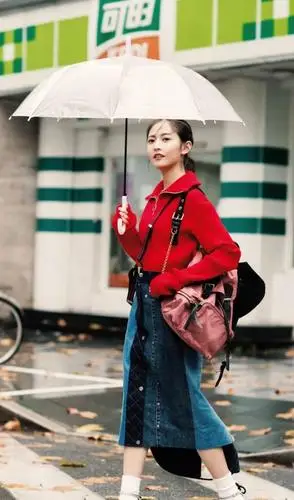 陈钰琪气场真足,穿露肩卫衣配牛仔裤,坐地上都"大佬范"十足