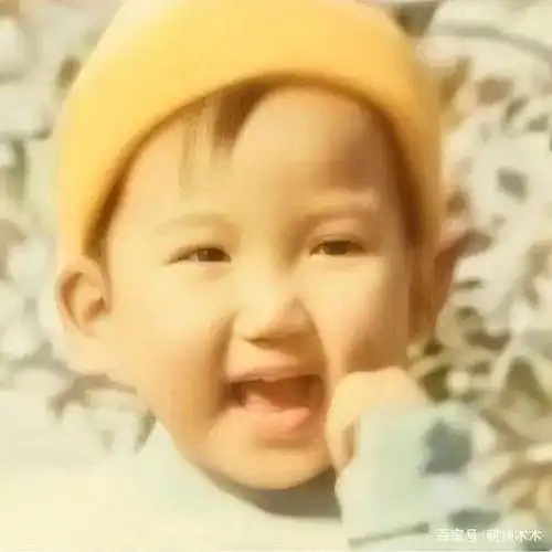 毛晓彤的童年照,也能证明其所言非虚,照片中一头齐刘海发型的小姑娘