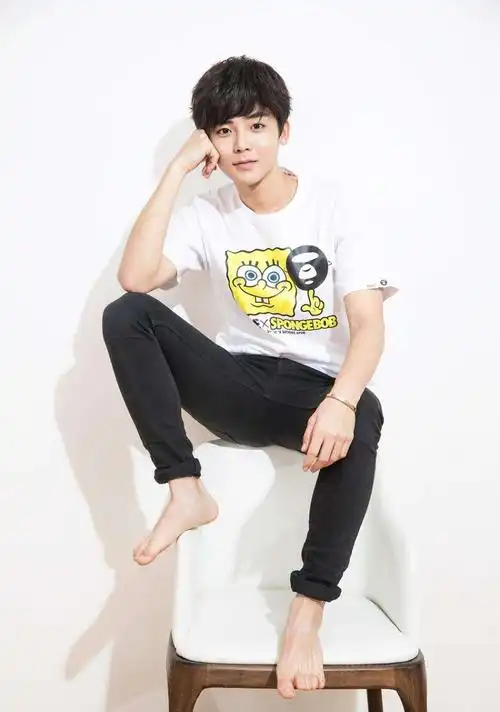 侯明昊慵懒帅气休闲写真图片[2/4]_明星_美桌图片库