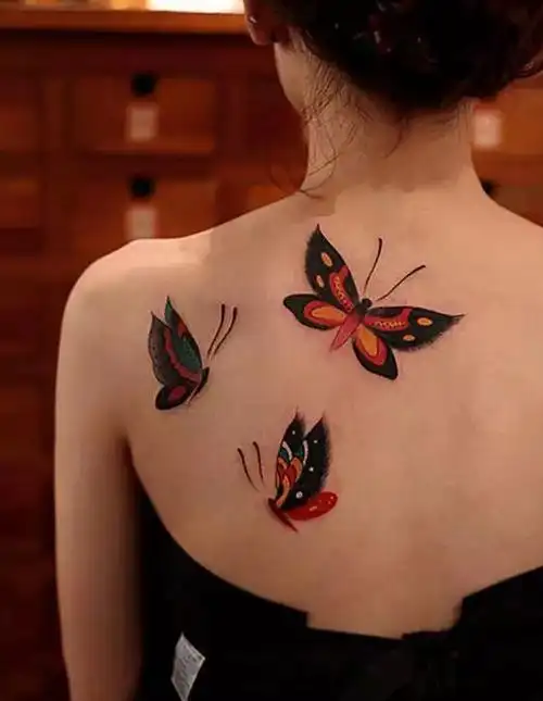 女生背部纹身适合女生的唯美背部纹身图案2