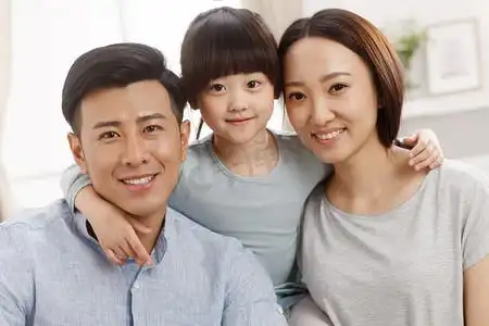 一家三口全家福摄影图片-一家三口全家福摄影作品-千库网