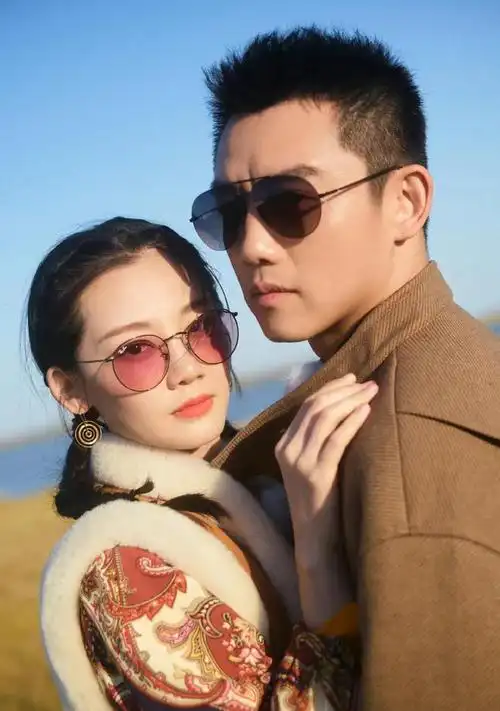 郑恺苗苗录制《妻子6》,苗苗印花裙搭马甲,扎麻花辫气质减龄