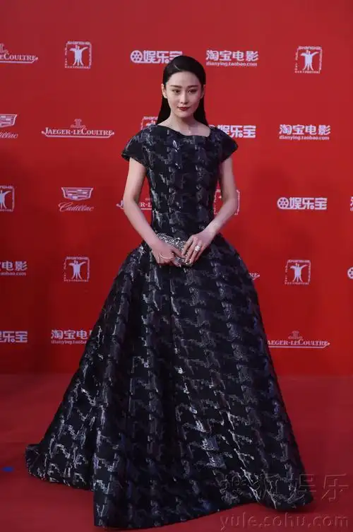 18届上海电影节开幕式红毯 范冰冰张馨予再争艳