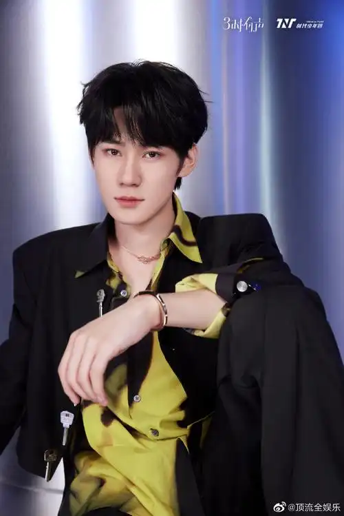 张真源三周年小西装海报