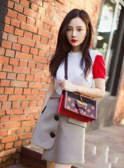 李小璐大秀时尚女身材,宛如人间"水蜜桃",网友:这美丽没谁了_肌肤_曲