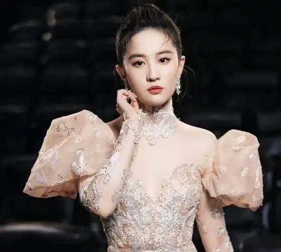 刘亦菲35岁生日,状态在线绝美,年龄只是数字!