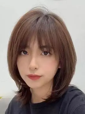 2022中碎发发型图片女 显出个人气质的女生发型