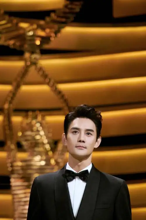 王凯第31届金鹰奖舞台写真西装笔挺帅气爆棚