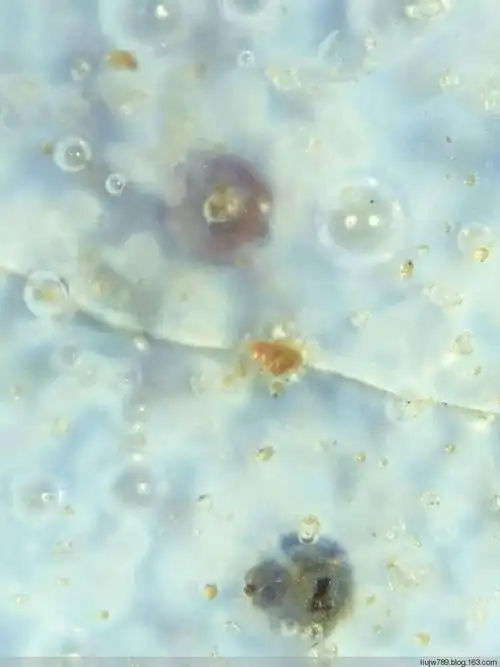 写美篇北宋汝窑天青釉弦纹三足樽微观放大100倍,有排列遵循气泡,釉上