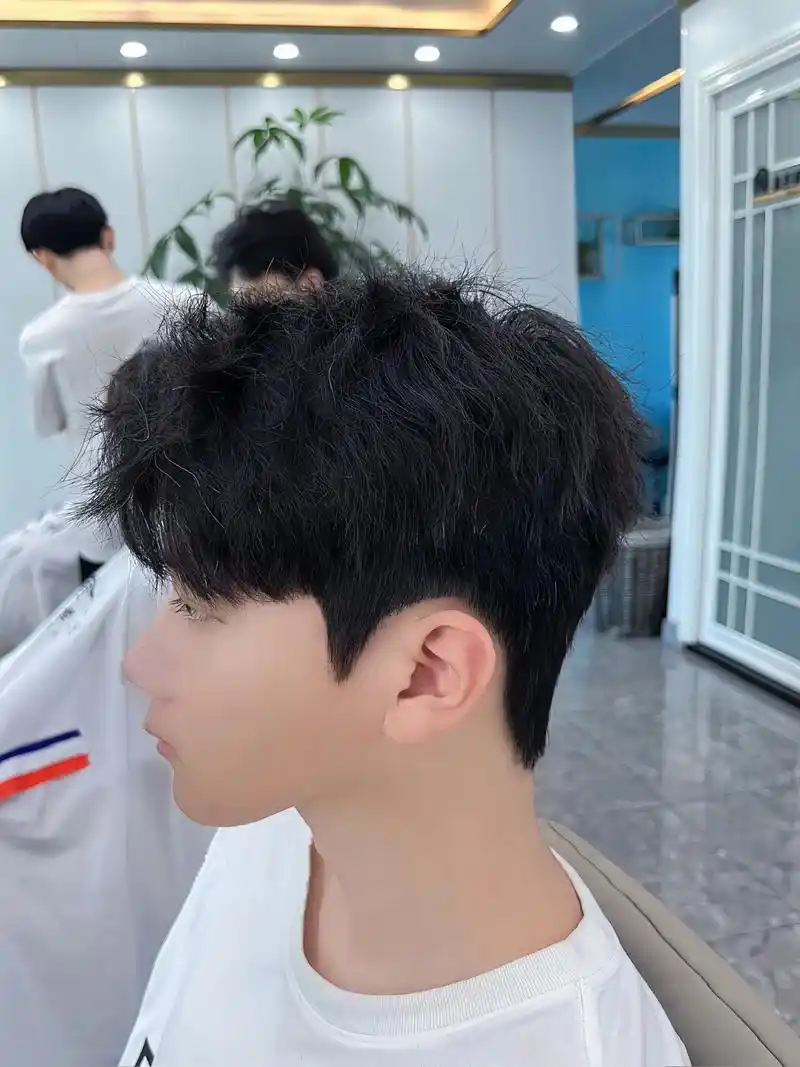 刘海三七分,烫发造型,长的好看什么发型都对 当下最火竖状纹理男发