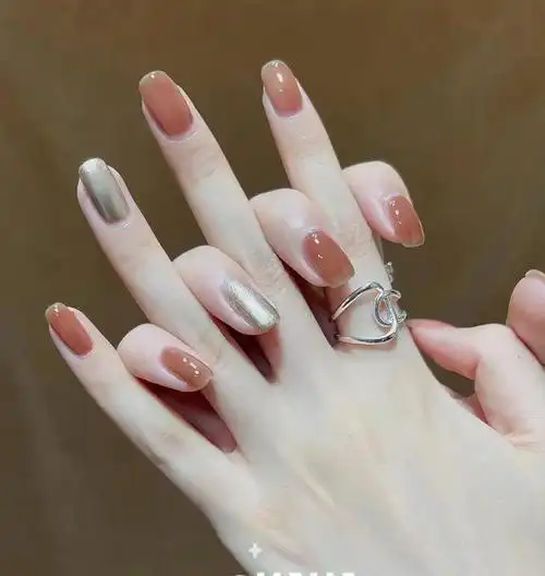 美甲纯色显手白图片,超显手白的美甲颜色(一些显白又有点小心机的美甲