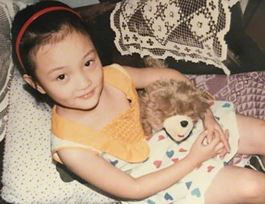 李小璐晒童年旧照乖巧可爱