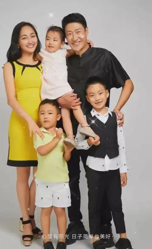 于震罕晒全家福小13岁老婆貌美似少女仨娃如复制粘贴神似爸