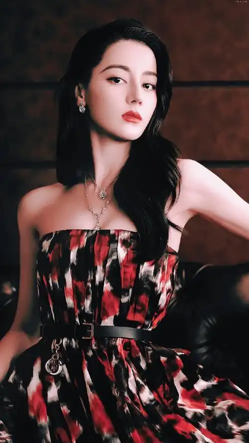 迪丽热巴花裙子