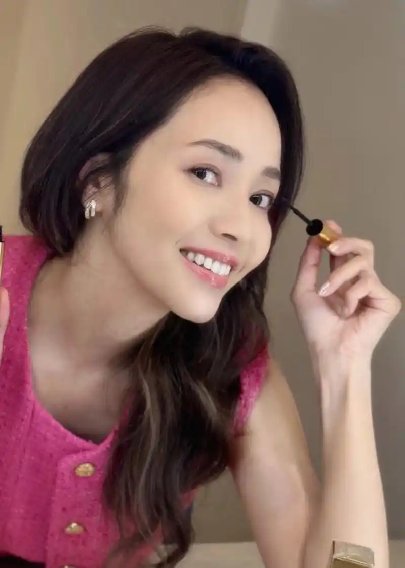 侯佩岑晒近照美貌依旧,坐在飘窗上面秀新鞋子,气质还是有几分甜美.