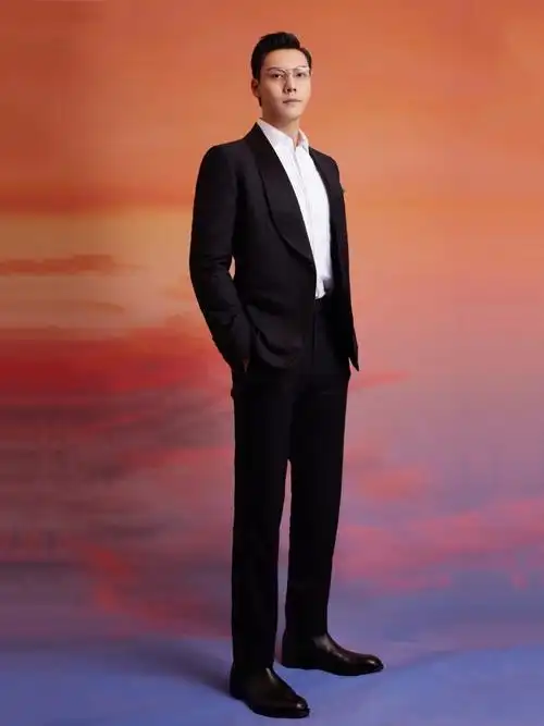 陈伟霆戴眼镜穿西装太帅了