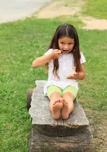 赤脚女孩吃饭照片